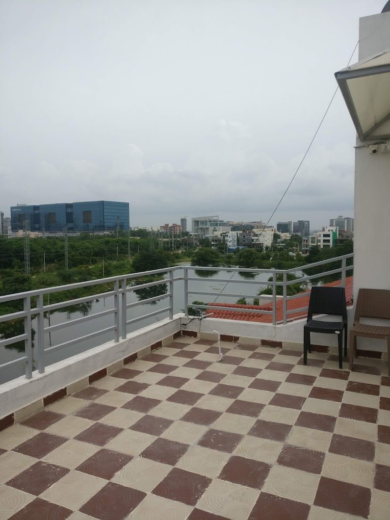 Charming Guesthouse with Excellent Amenities and Location in Gachibowli